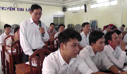 Cử tri là cán bộ, công chức, viên chức huyện Cai Lậy phát biểu ý kiến.