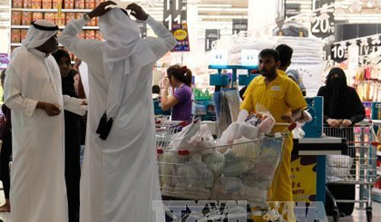 Do lo ngại khả năng khủng hoảng lâu dài, người dân ở Doha đổ xô đi mua lương thực tích trữ. Ảnh: THX/TTXVN