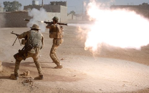 Binh sĩ Iraq chiến đấu chống IS tại Mosul. Ảnh: Reuters