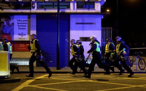 Các nhân viên an ninh Anh khẩn trương đến hiện trường vụ tấn công gần cầu London. Ảnh: Reuters