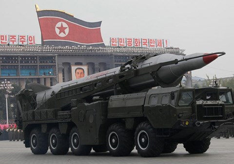 Một tên lửa của Triều Tiên trong cuộc diễu hành tại Bình Nhưỡng. Ảnh: AP