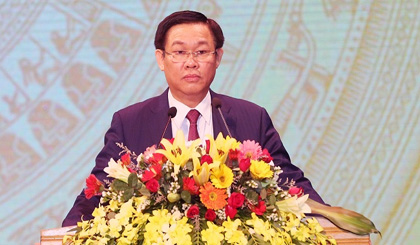 Deputy PM Vuong Dinh Hue speaks at the ceremony.
