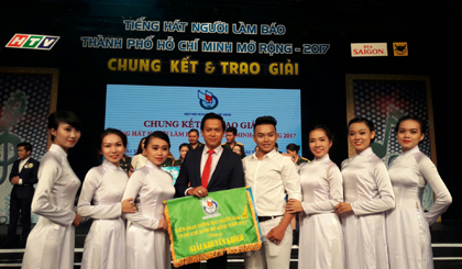 Phát thanh viên Lâm Quốc Thái  nhận giải khuyến khích từ Ban tổ chức.