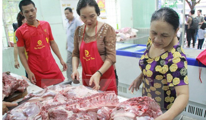 A consumer buys prok at a store selling meat at stablised prices in Bien Hoa city, Dong Nai province (Photo: VNA)