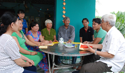 Bác sĩ Võ Văn Láng, Chủ tịch Hội CTĐ tỉnh (bìa phải) đến thăm gia đình ông Nguyễn Thỏa Nguyện.