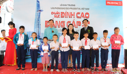Nhân dịp khai trương, Văn phòng Giao dịch bảo hiểm Prudential Việt Nam tại huyện Gò Công Tây tặng học bổng cho học sinh vượt khó, học tốt của địa phương 