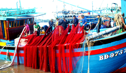 Ngư dân rửa mẻ lưới để đảm bảo  độ bền, chắc của lưới sau chuyến biển đánh bắt bội thu.