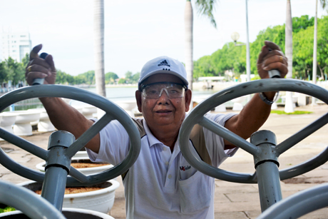 Người lớn tuổi thường đến Công viên Tết Mậu Thân, Công viên  Lạc Hồng để tập thể dục chào ngày mới.