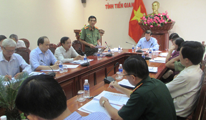 Ông Nguyễn Hữu Trí, Giám đốc Công an tỉnh báo cáo đề xuất biện pháp xử lý tình trạng công dân khiếu nại kéo dài, ảnh hưởng đến ANTT trong thời gian tới.