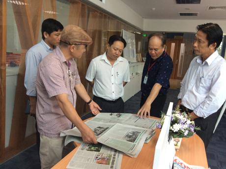 Cán bộ, phóng viên Báo Ấp Bắc tham quan mô hình hoạt động của Báo Sài Gòn Giải Phóng.