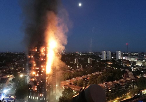 Tòa cao ốc 27 tầng cháy dữ dội. Ảnh: Gettyimages