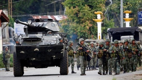 Quân đội Philippines trong chiến dịch chống khủng bố tại thành phố Marawi. Ảnh: Reuters