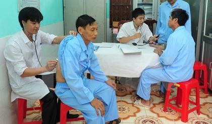Doctors give check-ups to war veterans (Photo: VNA)