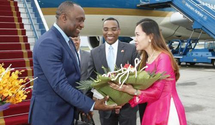 President of Senate of Haiti, Youri Latortue (L) greeted at a welcoming ceremony at Noi Bai International Airport on the morning of June 17 (Photo: VNA)