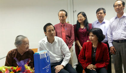Bộ trưởng Bộ LĐ-TB&XH thăm và tặng quà Mẹ Việt Nam anh hùng Đặng Thị Trọng tại thành phố Đà Nẵng (Ảnh:dantri.com)