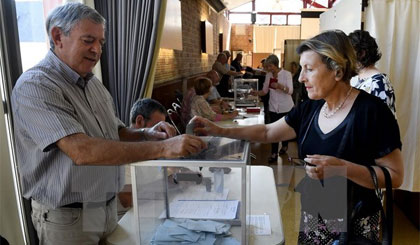 Cử tri đi bỏ phiếu tại điểm bầu cử ở Carhaix-Plouguer ngày 18-6. Ảnh: AFP/TTXVN