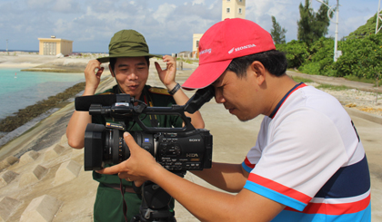 Phóng viên Tấn Phum, Đài Phát Thanh - Truyền hình Bình Dương tác nghiệp tại Trường Sa.