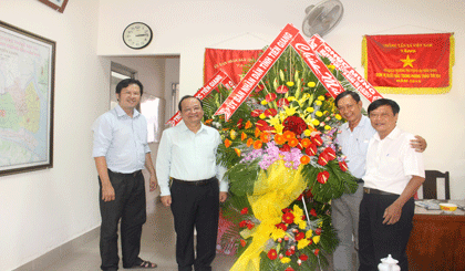 Ông Trần Thanh Đức tặng hoa chúc mừng cơ quan thường trú Thông tấn xã Việt Nam tại Tiền Giang 