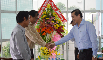 Chairman of the provincial Peoples Committee congratulates Ap Bac Newspaper.
