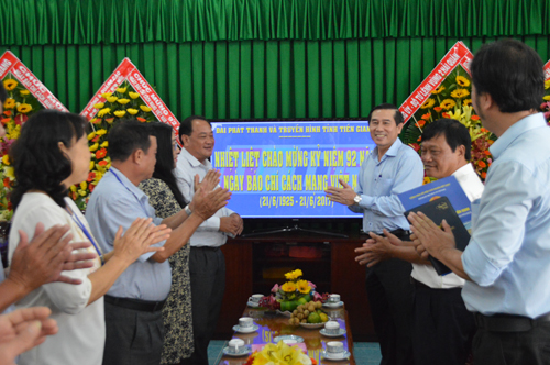 Chairman of the PPC congratulates Tien Giang Radio and Television station. 
