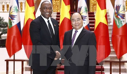 PM Nguyen Xuan Phuc (right) receives President of the Senate of Haiti, Youri Latortue. (Photo: VNA)