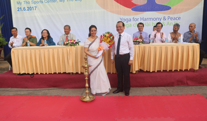 ông Trần Thanh Đức tặng hoa cho bà Smita Pant, Tổng Lãnh sự Ấn Độ tại TP. Hồ Chí Minh.