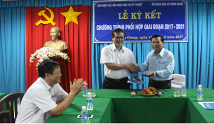  Ông Nguyễn Văn Khang, Chủ tịch Liên Hiệp hội, ông Dương Văn Bon, Giám đốc Sở KH&CN tiến hành ký kết chương trình phối hợp giai đoạn 2017-2021. 