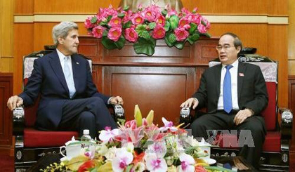 Secretary of the municipal Party Committee Nguyen Thien Nhan (R) receives Former US Secretary of State John Kerry (Photo: VNA)