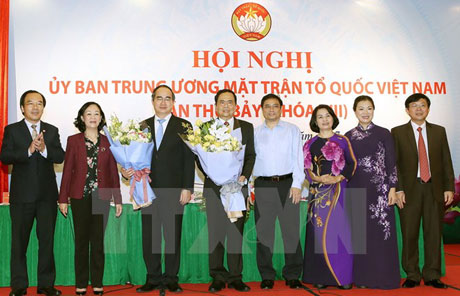 Các vị lãnh đạo tặng hoa chúc mừng ông Nguyễn Thiện Nhân và ông Trần Thanh Mẫn trên cương vị công tác mới. (Ảnh: Nguyễn Dân/TTXVN)