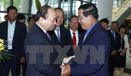 Thủ tướng Nguyễn Xuân Phúc tiễn Thủ tướng Chính phủ Hoàng gia Campuchia Samdech Techo Hun Sen. Ảnh: Thống Nhất/TTXVN