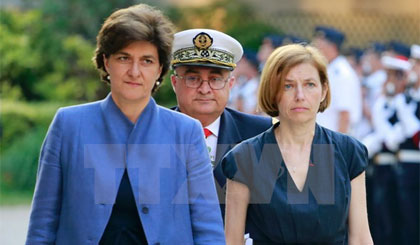 Bộ trưởng Quốc phòng Pháp vừa từ nhiệm nhiệm Sylvie Goulard (trái) và Bộ trưởng Quốc phòng mới được bổ nhiệm Florence Parly (phải) tại lễ chuyển giao quyền lực ở Paris ngày 21/6. Nguồn: AFP/TTXVN