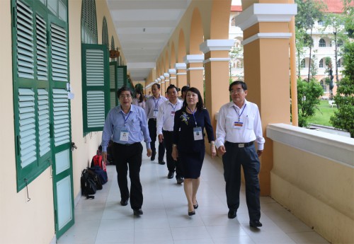 Thứ trưởng thị sát phòng thi tại Trường THPT Nguyễn Đình Chiểu. 