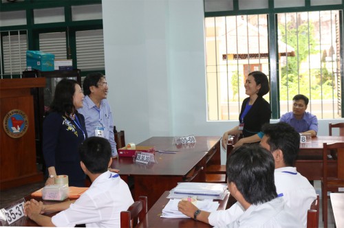 Thứ trưởng trao đổi với cán bộ tại Hội đồng thi trường THPT Nguyễn Đình Chiểu.