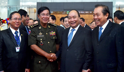 Vietnamese PM Nguyen Xuan Phuc and his Cambodian counterpart Hun Sen