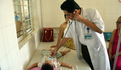 A child with dengue fever is treated in Đà Nẵng City Hospital for Women and Children.