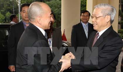 Party General Secretary Nguyen Phu Trong (R) welcomes Cambodian King Norodom Sihamoni during the latter's visit to Vietnam in 2012 (Photo: VNA)