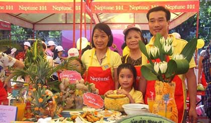 A photo of the family winning the first prize at last year’s cooking contest in a series of activities celebrating Vietnam Family Day 2016 in Hanoi. — Photo courtesy of organisers