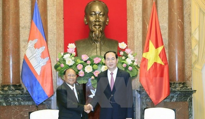 President Tran Dai Quang (right) meets President of the National Assembly of Cambodia Samdech Heng Samrin (Source: VNA)
