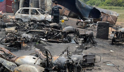 Hiện trường vụ cháy xe bồn chở dầu ở Bahawalpur. Ảnh: EPA/TTXVN