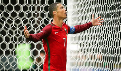 Ronaldo lại lập công giúp Bồ Đào Nha chiến thắng. (Nguồn: EPA)