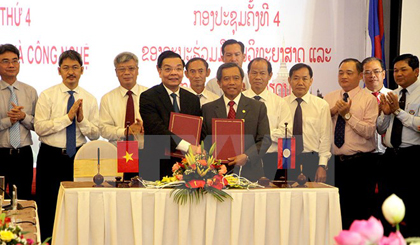 Bộ trưởng Bộ Khoa học và Công nghệ Việt Nam và Lào ký Biên bản khóa họp lần thứ 4 Ủy ban Hợp tác Khoa học và công nghệ Việt Nam-Lào. (Ảnh: Tá Chuyên/TTXVN)
