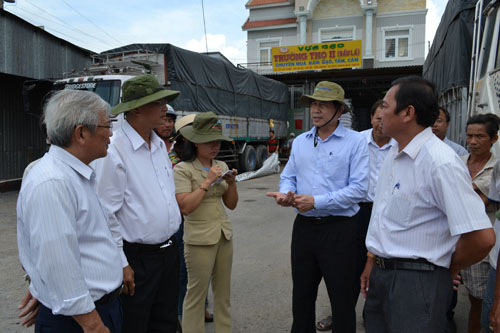 Chủ tịch UBND tỉnh Lê Văn Hưởng, Trưởng Ban ATGT tỉnh đi kiểm tra thực tế tình hình trật tự ATGT tại chợ gạo Bà Đắc (huyện Cái Bè).