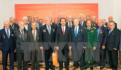 Chủ tịch nước Trần Đại Quang tiếp đại diện Hội hữu nghị Belarus-Việt Nam và cựu chiến binh Belarus đã từng tham gia kháng chiến tại Việt Nam. Ảnh: Nhan Sáng/TTXVN
