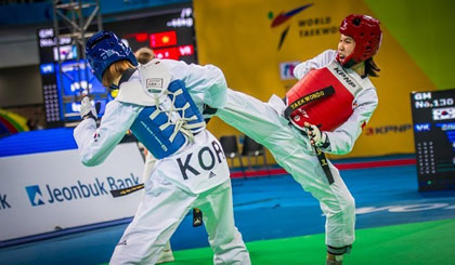 Vietnamese Truong Thi Kim Tuyen (R) plays the final match of the 2017 WTF World Taekwondo Championships (Photo: Inside the Games)