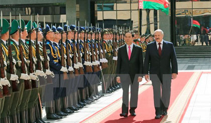 Tổng thống Belarus Alexander Lukashenko và Chủ tịch nước Trần Đại Quang duyệt Đội danh dự. Ảnh: Nhan Sáng/TTXVN