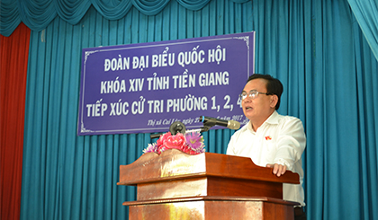 ông Võ Văn Bình, Phó Bí thư Tỉnh ủy, Trưởng Đoàn ĐBQH tỉnh giải đáp thắc mắc của cử tri huyện Tân Phú Đông