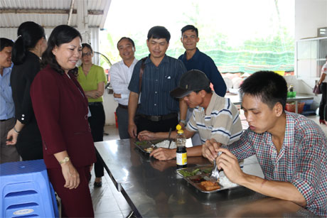 Đoàn giám sát của LĐLĐ tỉnh vừa tiến hành giám sát chất lượng bữa ăn của NLĐ tại một DN trên địa bàn huyện Cai Lậy.
