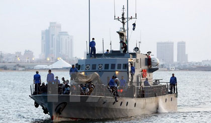 Những người di cư được cứu trên vùng biển ngoài khơi Libya ngày 26/5. Nguồn: AFP/TTXVN