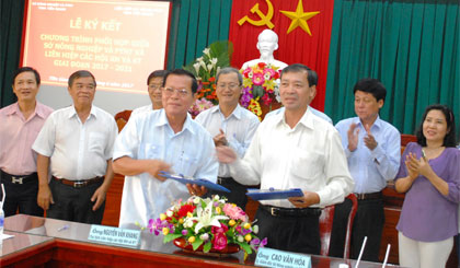 At the signing ceremony. Photo: Nguyen Su