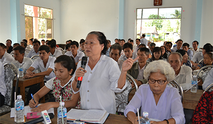 Voter in Chau Thanh district expresses their opinions at the meeting.Photo: Thu Hoai